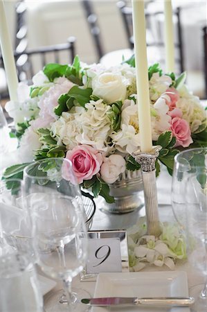 simsearch:670-03709960,k - Flower Arrangement on Table at Wedding Foto de stock - Con derechos protegidos, Código: 700-03519181