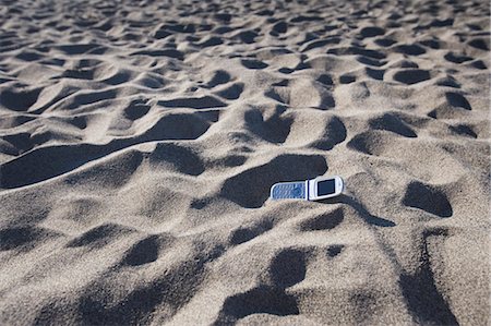 Téléphone cellulaire dans le désert Photographie de stock - Rights-Managed, Code: 700-03519227