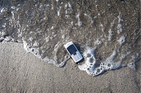 simsearch:700-03439600,k - Téléphone portable sur la plage Photographie de stock - Rights-Managed, Code: 700-03519236