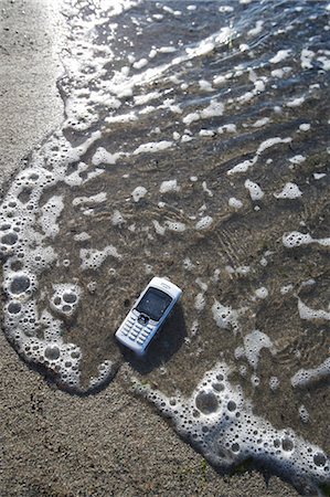 Téléphone portable sur la plage Photographie de stock - Rights-Managed, Code: 700-03519237