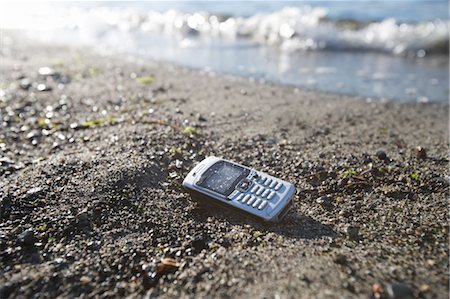 délaisser (laisser seul) - Téléphone portable sur la plage Photographie de stock - Rights-Managed, Code: 700-03519233