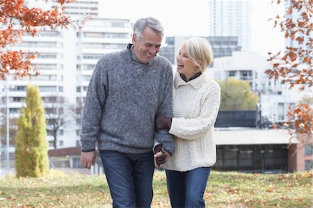 paseando - Couple, Eglinton Park, Toronto, Ontario, Canada Foto de stock - Con derechos protegidos, Código: 700-03520342