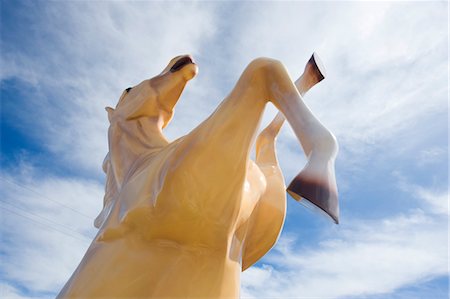 standing on hind legs - Fiberglass Horse Foto de stock - Con derechos protegidos, Código: 700-03520379