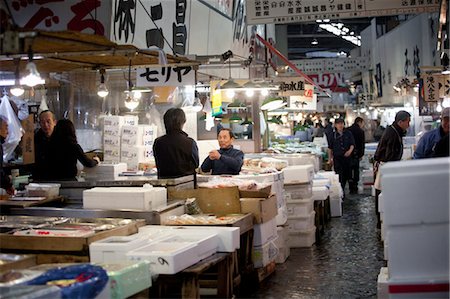 Menschen arbeiten am Tsukiji Central Großhandel Markt, Tokio, Japan Stockbilder - Lizenzpflichtiges, Bildnummer: 700-03520459