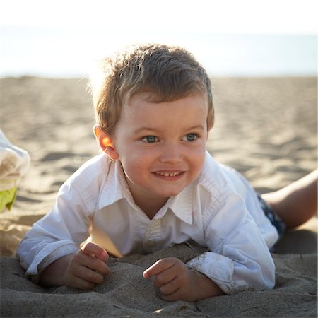 derek shapton - Boy Playing Lying in Sand, Sauble, Beach, Ontario Foto de stock - Con derechos protegidos, Código: 700-03520602