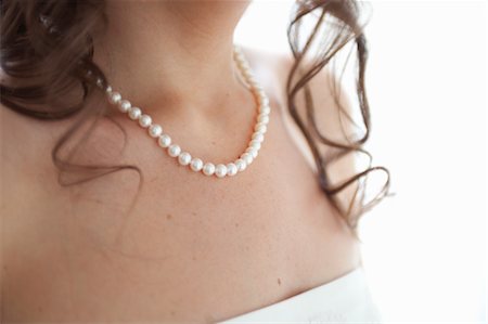 Close-up of Bride Wearing Pearl Necklace Foto de stock - Con derechos protegidos, Código: 700-03554399