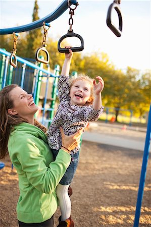 pátio de recreio - Mother and Daughter at Playground in Green Lake Park in Autumn, Seattle, Washington, USA Foto de stock - Direito Controlado, Número: 700-03554482