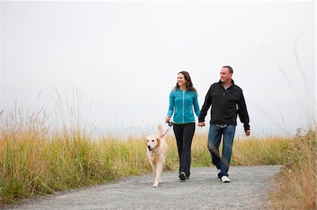 Couple Walking Dog at Puget Sound in Discovery Park, Seattle, Washington, USA Foto de stock - Con derechos protegidos, Código: 700-03554498