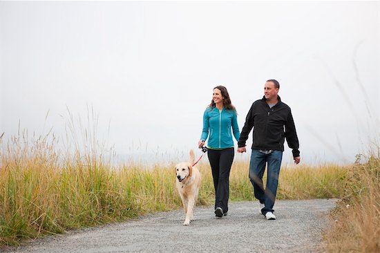 Couple Walking Dog at Puget Sound in Discovery Park, Seattle, Washington, USA Photographie de stock - Premium Droits Gérés, Artiste: Ty Milford, Le code de l’image : 700-03554498