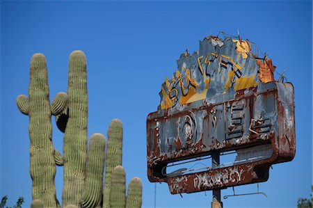 run down - Cactus Plans and Old Hotel Sign, Old Route 66, Western Arizona, USA Foto de stock - Con derechos protegidos, Código: 700-03556868