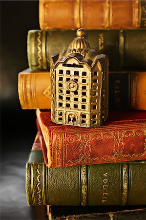 Close-up of Antique Coin Bank on Leather Bound Books Foto de stock - Con derechos protegidos, Código: 700-03553426