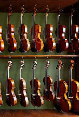 Violins Hanging in Luthier's Shop Foto de stock - Con derechos protegidos, Código: 700-03553431