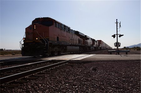 simsearch:600-01788170,k - Train de marchandises au Railway Crossing, l'est de la Californie, Etats-Unis Photographie de stock - Rights-Managed, Code: 700-03567774