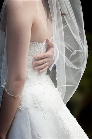Gros plan des mains du marié sur le dos de la mariée Photographie de stock - Rights-Managed, Code: 700-03567844