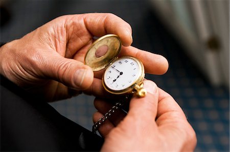 relógio de bolso - Close-up of Man Holding Pocket Watch Foto de stock - Direito Controlado, Número: 700-03567856