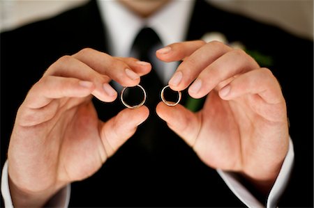 simsearch:700-05756388,k - Tenant les anneaux de mariage de marié Photographie de stock - Rights-Managed, Code: 700-03567850