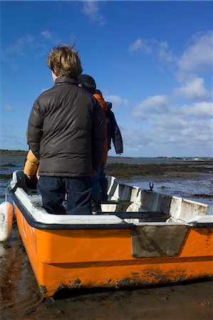 simsearch:700-03567977,k - Group of Children Looking at Sea from Beached Dinghy, Quiberon, Gulf of Morbihan, France Foto de stock - Direito Controlado, Número: 700-03567976