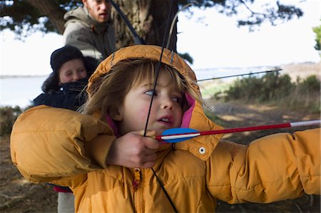 disparo - Girl Aiming Bow and Arrow, Sene, Gulf of Morbihan, Bretagne, France Foto de stock - Con derechos protegidos, Código: 700-03567983