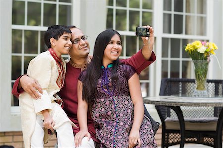 Père et des enfants, prendre des photos d'eux-mêmes Photographie de stock - Rights-Managed, Code: 700-03568017