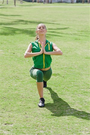 simsearch:700-03568049,k - Femme faisant du Yoga dans le parc Photographie de stock - Rights-Managed, Code: 700-03568047