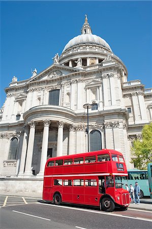 simsearch:700-03458126,k - Bus Routemaster traditionnelle à l'extérieur de la cathédrale de St. Pauls, Londres, Angleterre Photographie de stock - Rights-Managed, Code: 700-03563795