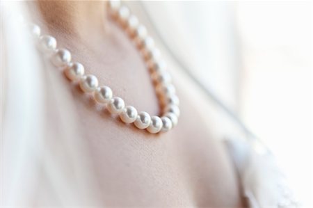 Gros plan de mariée portant le collier de perles Photographie de stock - Rights-Managed, Code: 700-03586296