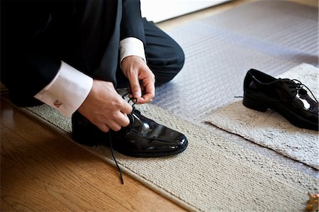 sich fertig machen - Groom Tying Shoe Foto de stock - Con derechos protegidos, Código: 700-03586307