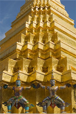 Monkey Warriors in front of Gold Stupa at Wat Phra Kaew, Bangkok, Thailand Stock Photo - Rights-Managed, Code: 700-03586711