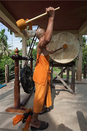 Moine bouddhiste tambouriner sur grand tambour à Wat barrage Pia, Ubon Ratchatani, Thailand Photographie de stock - Rights-Managed, Code: 700-03586723