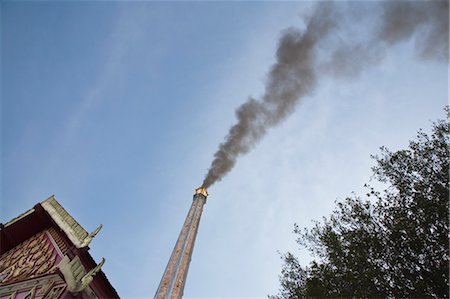 Smoke from Crematorium Chimney at Buddhist Cremation at Wat Dampra, Ubon Ratchatani, Thailand Foto de stock - Con derechos protegidos, Código: 700-03586730