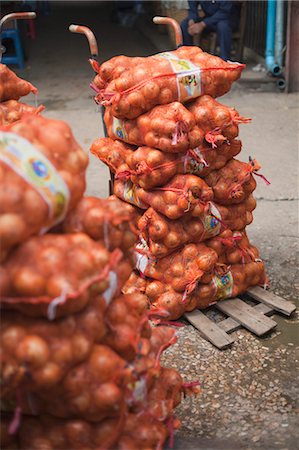 dk & dennie cody - Taschen von Zwiebeln auf Pak Khlong Talat Central Market, Bangkok, Thailand Stockbilder - Lizenzpflichtiges, Bildnummer: 700-03586799