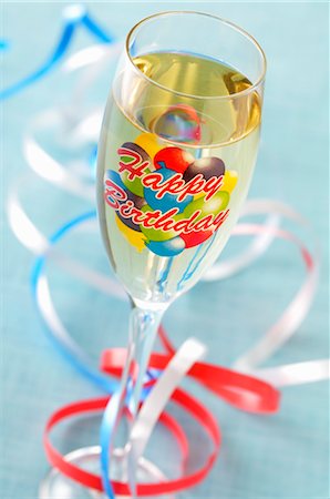 serpentin - Glass of Birthday Champagne Foto de stock - Con derechos protegidos, Código: 700-03587134