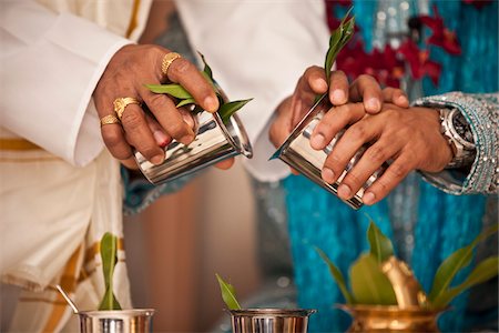 Gros plan des mains tenant des tasses Silver, cérémonie de mariage hindou Photographie de stock - Rights-Managed, Code: 700-03587192