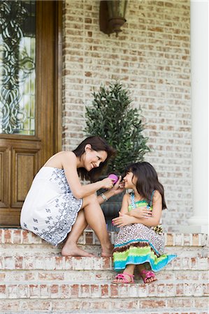 Mother Brushing Daughter's Hair Foto de stock - Con derechos protegidos, Código: 700-03596275