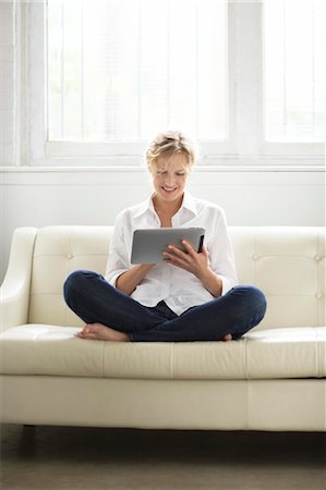 Woman Using iPad Foto de stock - Con derechos protegidos, Código: 700-03601464