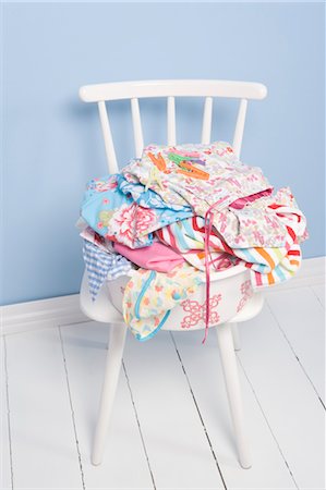 Basket of Laundry on Chair Foto de stock - Con derechos protegidos, Código: 700-03615829