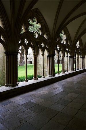 enclosed walkway - Cathédrale de Salisbury, Salisbury, Angleterre Photographie de stock - Rights-Managed, Code: 700-03616133