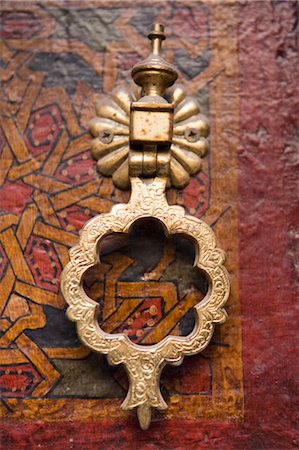 fez, morocco - Door Knocker on Main Door of Sidi Ahmed Tijani Mosque, Fez, Morocco Foto de stock - Direito Controlado, Número: 700-03612986