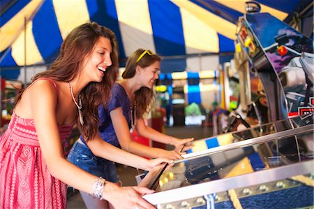 Two Young Women Playing Arcade Games Foto de stock - Con derechos protegidos, Código: 700-03613042