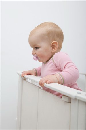 dummy (pacifier) - Baby Girl in Crib Foto de stock - Con derechos protegidos, Código: 700-03621176