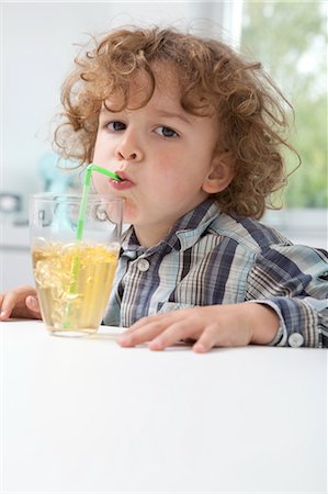 encimera - Little Boy Having a Drink Foto de stock - Con derechos protegidos, Código: 700-03621185