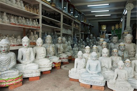 White Marble Buddha Statues For Sale in the Shwedagon Pagoda Neighbourhood, Rangoon, Yangon Division, Myanmar Fotografie stock - Rights-Managed, Codice: 700-03621260