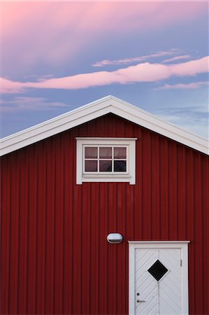 sueco - Red Wooden House at Sunset Foto de stock - Direito Controlado, Número: 700-03622719