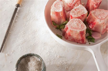 simsearch:600-06025236,k - Nature morte de crus, os de moelle de bœuf dans le Pot de cuisson Photographie de stock - Rights-Managed, Code: 700-03622981
