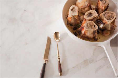 Still Life of Cooked Beef Marrow Bones in Pot Foto de stock - Con derechos protegidos, Código: 700-03622982