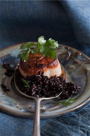 flat leaf parsley - Seared Scallop and Black Rice on Spoon Foto de stock - Con derechos protegidos, Código: 700-03622993