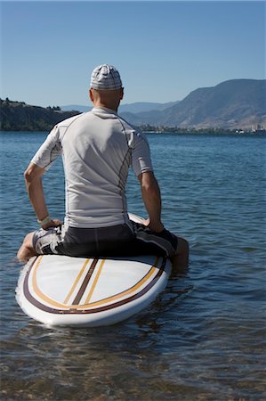 Man Stand Up Paddle Surfing, Okanagan Lake, Penticton, British Columbia, Canada Foto de stock - Con derechos protegidos, Código: 700-03638955