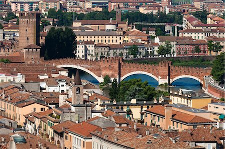 ponte di castel vecchio - Castelvecchio Bridge over the Adige River, Verona, Veneto, Italy Foto de stock - Direito Controlado, Número: 700-03644400