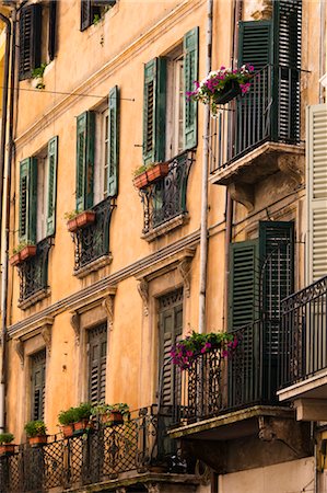 Fenêtres et balcons, Verona, Vénétie, Italie Photographie de stock - Rights-Managed, Code: 700-03644441