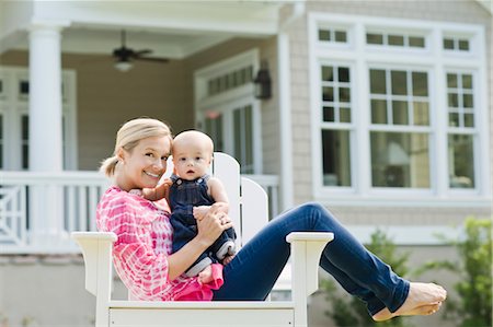 salopette - Mère et fils assis dans une chaise sur la pelouse Photographie de stock - Rights-Managed, Code: 700-03644554